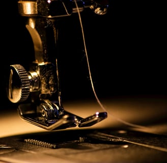 zoom sur la tete d'une machine a coudre dorée