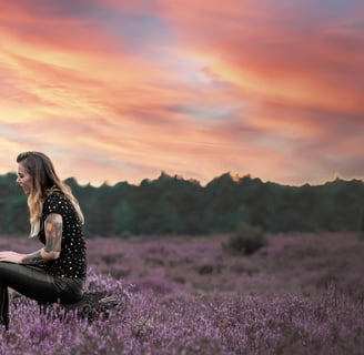 SusaDogs - Susanne mit Ihrem Hunde bei einem Fotoshooting bei Sonnenuntergang