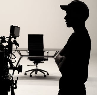 Un hombre en un set de grabación listo para grabar