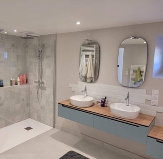 Une très grande salle de bains avec une grande espace douche, baignoire double, WC et jolis meubles