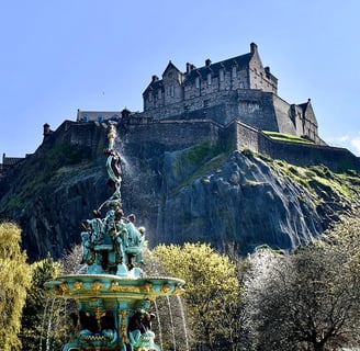Chateau d'Edimbourg vue depus la fontaine de Princs Street Garden