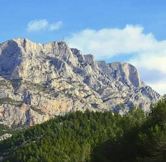 Montagne Saine-Victoire avec un éclairage matinal