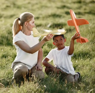 femme et son enfant qui jouent en plein air