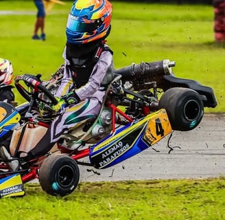 Kart numéro 4 en plein saut pendant une course, après un contact avec un autre kart.