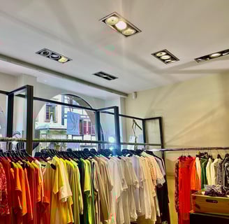 T-shirt sur les portants de la boutique