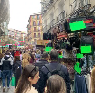 Multitud de personas en el Rastro