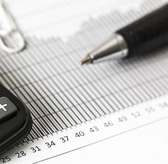 Taschenrechner, Millimeterpapier und Kugelschreiber