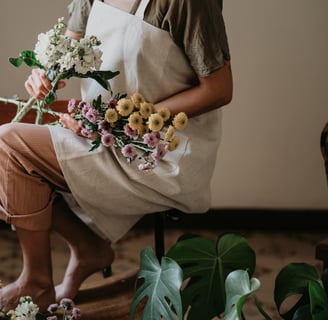 fotografía corporativa de una mujer con un delantal japonés de brie y un ramo de flores