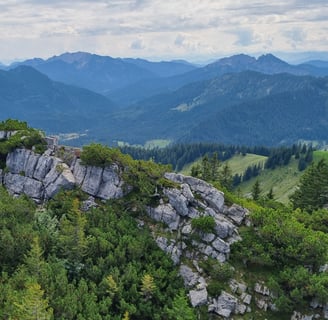aussicht vom wallberg auf den wilden kaiser alpen gipfel