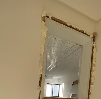 Instalação de portal de porta acústica de madeira maciça para tratamento de isolamento acústico