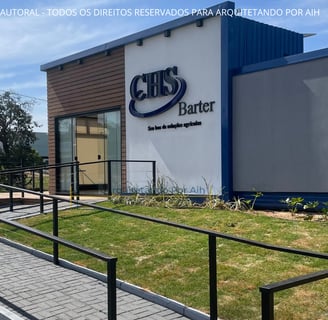 ESCRITÓRIO CONTAINER VISTA FRONTAL COM RAMPA DE ACESSIBILIDADE E LOGO