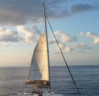 Notre Bali 54 avec les voiles grandes ouvertes lors d'une excursion à Lisbonne