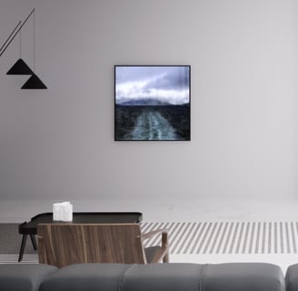 quadro da paisagem numa sala com tapete listrado