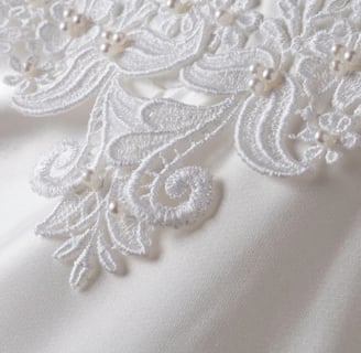 Rongzhiyue: White lace with pearls