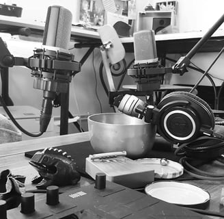des micros et un casque audio, un bol tibétain, un senza et un PUSH 2 Ableton Live