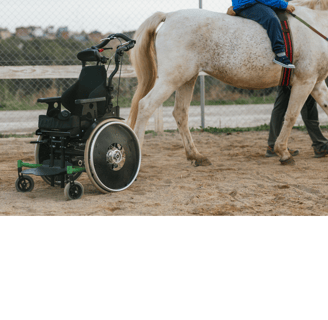 Autista e portador de necessidades especiais fazendo equina person in a wheelchair with a wheelchair