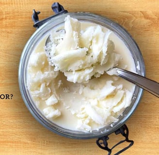 Beef tallow in a glass jar with text overlay about its uses, benefits, and methods of preparation