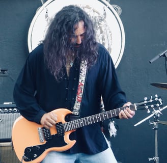 Yannick - guitare Tiroir Rouge