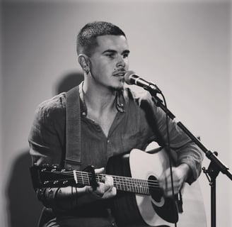 Maz avec sa guitare