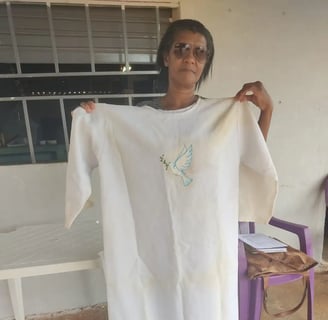 Sueli da Silva, quilombola e defensora cultural de São Tomé, com traje tradicional branco