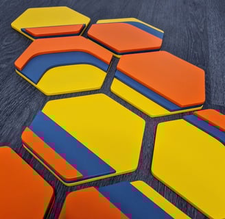 Arte modulare minimalista. Esagoni disposti a nido d'ape, ispirati dalle isoipse topografiche