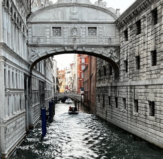 gôndola passando pelos canal de Veneza e debaixo de ponte do suspeito