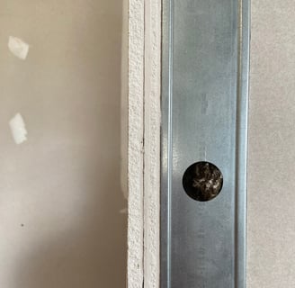 Detalhe da instalação de parede acústica em drywall duplo para tratamento de isolamento acústico