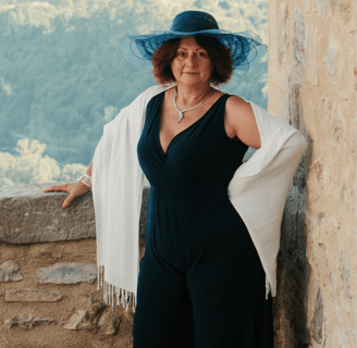 Flo Salort face aux montagnes, posture forte et inspirante incarnant le leadership authentique 