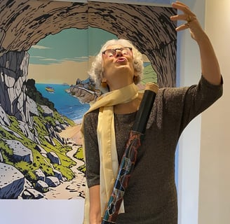 Jo Daltea conteuse devant son décor et un bâton de pluie