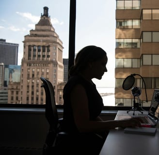 Cadre supérieure isolée, travaillant à son bureau, reflet de la solitude professionnelle