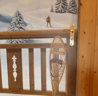 Trompe-l'oeil sur porte de service. Faux bois, paysage neige peint, raquettes ancienne, barrière