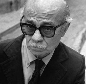 Ernesto Sabato en costume et lunette de soleil
