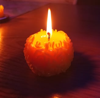 a candle lite up in the dark