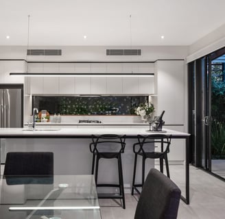 a moderne kitchen black and white with a table and chairs / une cuisine moderne noir et blanc