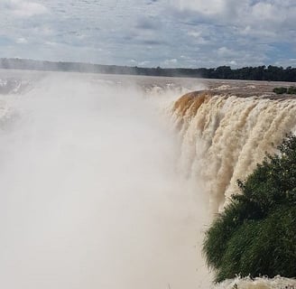 🌊 Cataratas del Iguazú Maravilla natural ubicada en Misiones, con más de 270 saltos .