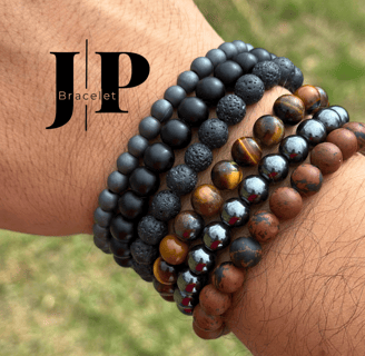 Muñeca masculina con varias pulseras artesanales de piedras naturales en tonos negros, marrones