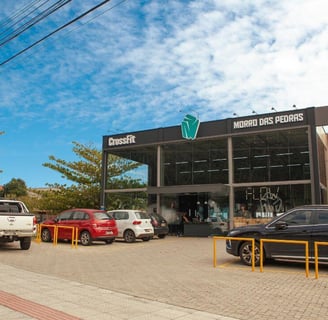 Estacionamento do CrossFit Morro das Pedras em Florianópolis, box no sul da Ilha com fachada moderna e carros.