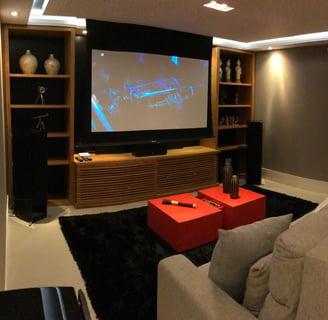 Um cinema em casa!Experimente uma nova dimensão de entretenimento com nossos sistemas personalizados