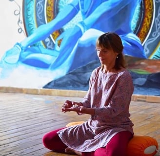 professeur de yoga assise