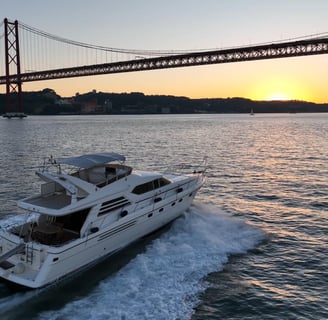 Sortie en Yacht P65 pour un magnifique coucher de soleil à Lisbonne