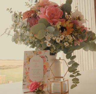 Élément de décoration de mariage avec bouquet de fleurs, urne et fiche descriptive