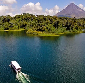 arenal lake, lago arenal, lago volcan arenal, catamaran arenal, volcan arenal, lago la fortuna,