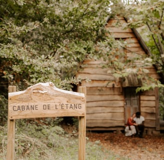a sign that says cayene de l'esting