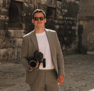 Photo d'un vidéaste avec sa caméra