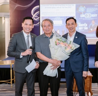 Nguyễn Nam Thùy chụp ảnh cùng khách hàng sau buổi tư vấn bảo hiểm