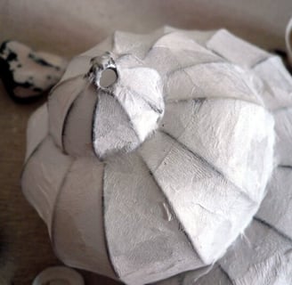 VOLUTA Schnecke aus Papier mediterane Tischdeko Schneckenhaus kleine Tischlampe weiss