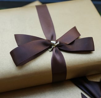Verpacktes Geschenk mit Schleife