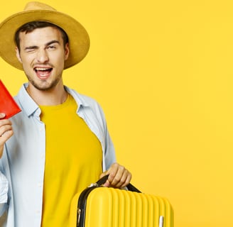 Étudiant souriant lors de son premier jour en entreprise, illustrant la réussite de son intégration 