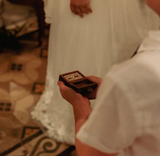 belle photographie de la présentation des bagues lors du mariage