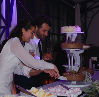 des mariés qui coupent leur gâteau de mariage